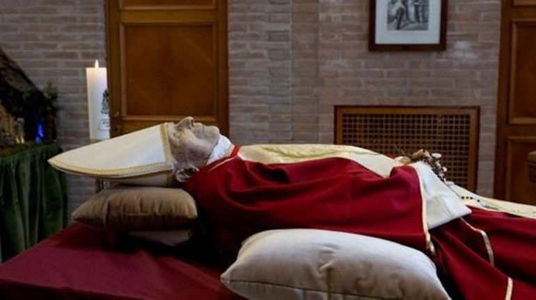 Décès de Benoît XVI : les fidèles affluent pour saluer sa dépouille à Saint-Pierre de Rome