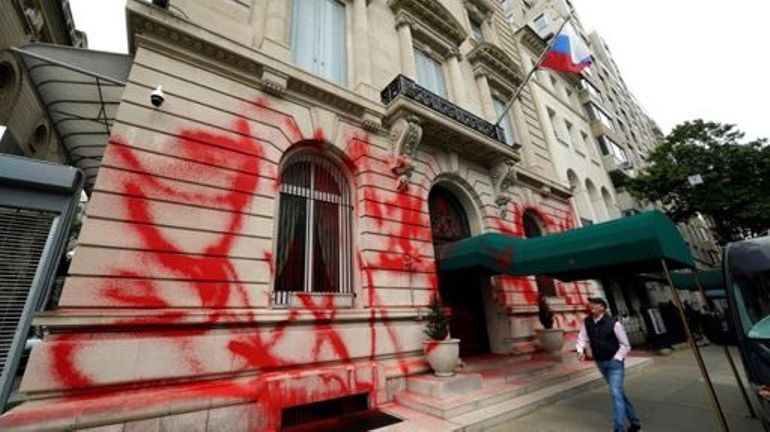 Guerre en Ukraine : la façade du consulat de Russie à New York vandalisée à la peinture rouge