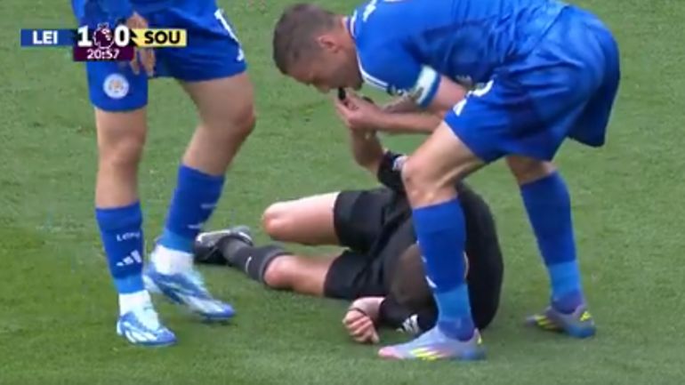 Utiliser le sifflet d'un arbitre blessé : la dernière blague du facétieux Jamie Vardy