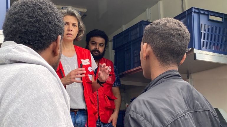 Eau, nourriture, conseils : la Croix Rouge au plus près des camps de fortune de migrants près de Tournai
