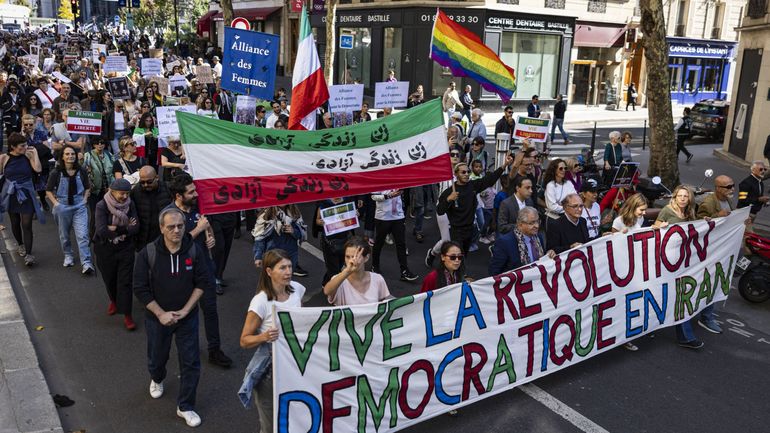 Paris : des centaines de personnes manifestent en soutien à la société civile iranienne