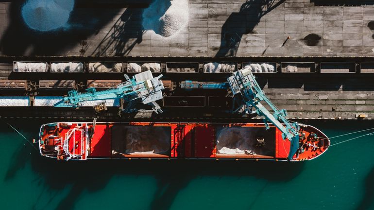 Le Parlement européen approuve des tarifs sur les importations d'engrais russes