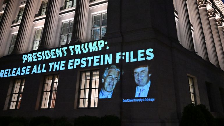 Alors que le président américain en avait démenti l'existence, une lettre supposément écrite par Trump à Epstein rendue publique par des élus démocrates