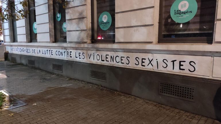 Violences sexistes: le collectif Badass placarde la façade des Engagé.es à Namur
