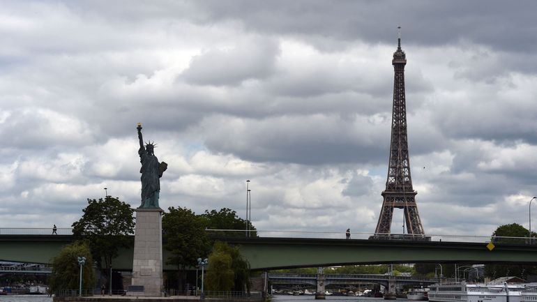 Après 260 jours sans visiteurs, la Tour Eiffel sort enfin d'une longue nuit