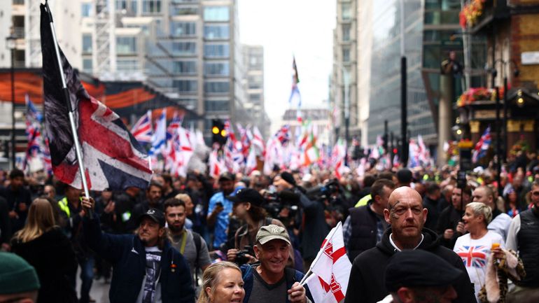 Londres : des milliers de manifestants défilent en soutien au militant d'extrême-droite Tommy Robinson