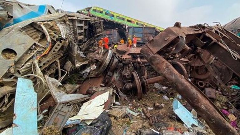 Accident de train en Inde : le bilan de la catastrophe ferroviaire monte à 288 morts au moins