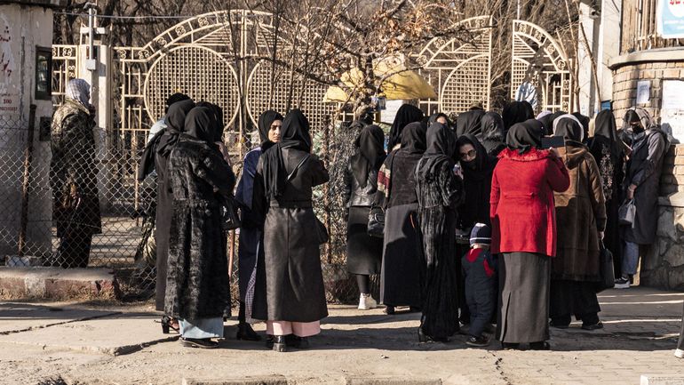 Afghanistan : des gardes armés empêchent les jeunes femmes d'entrer dans les universités