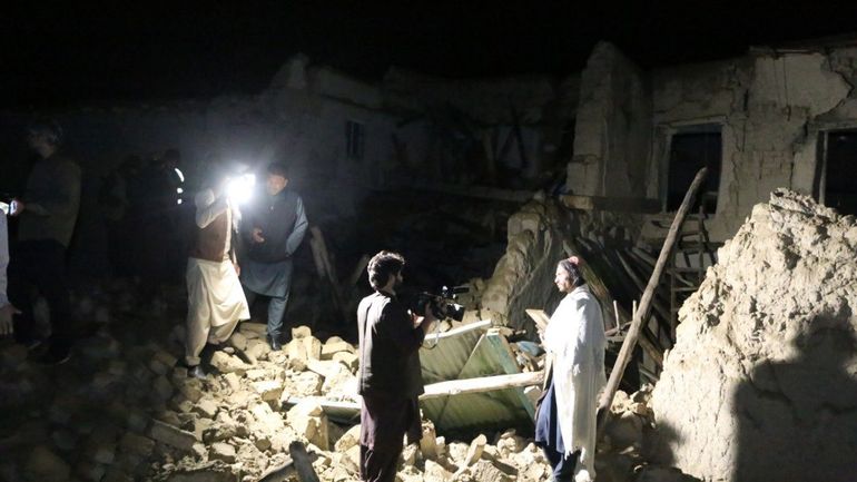 Séisme en Afghanistan : les secouristes s'activent dans des conditions difficiles