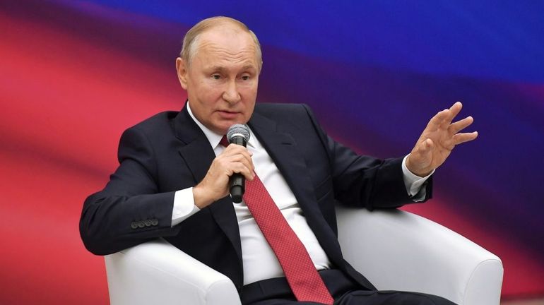 Avant les législatives, Vladimir Poutine accorde une aide financière aux retraités, part importante de son électorat