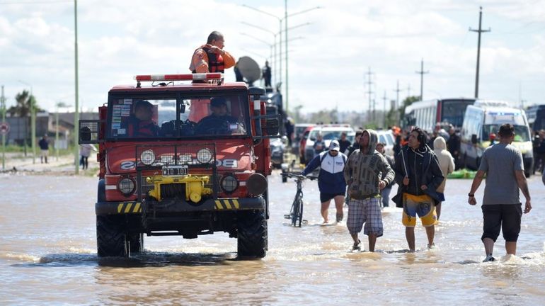 Argentine : Javier Milei décrète trois jours de deuil national après des inondations meurtrières à Bahia Blanca