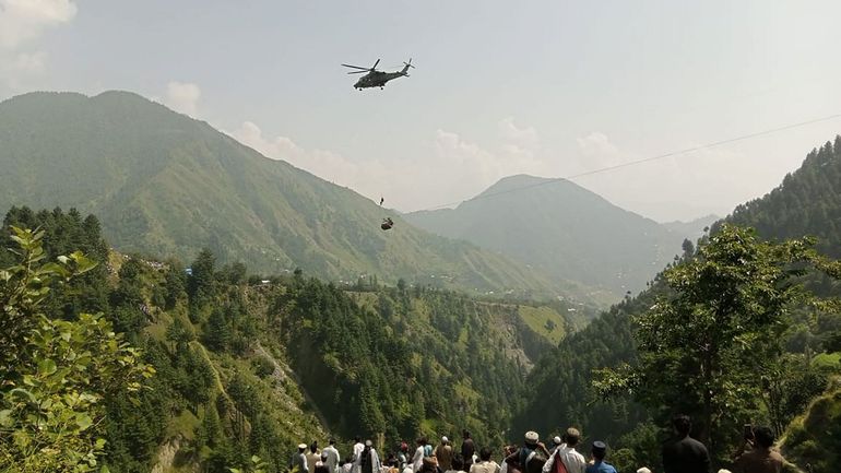 Pakistan : huit personnes, dont six enfants, bloquées en altitude dans un téléphérique artisanal, un premier sauvetage réussi