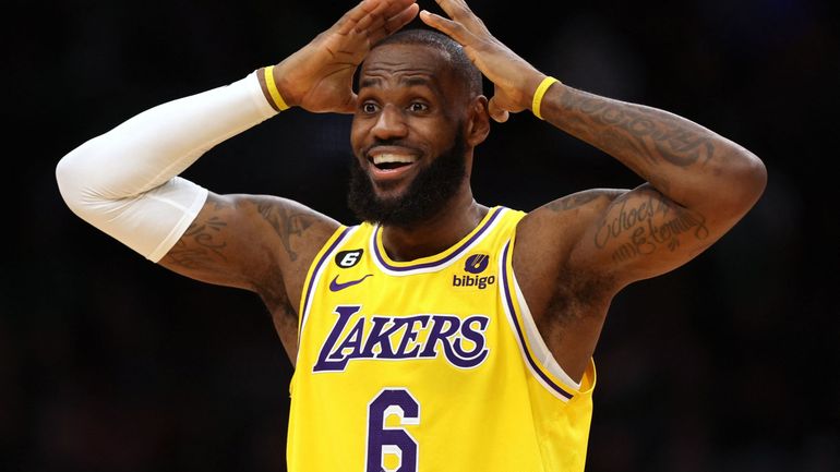 Il continue à écrire sa propre légende : LeBron James, seul, au plus haut des cieux