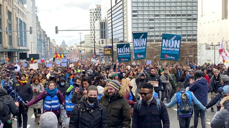 Manifestation contre les mesures sanitaires : plusieurs milliers de personnes se dirigent vers le parc du Cinquantenaire