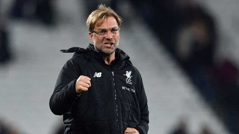 Euphorique après la folle victoire de Liverpool, Jürgen Klopp se claque la cuisse en allant chambrer le 4e arbitre