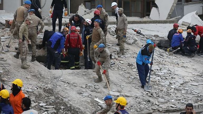 Séismes en Turquie : plusieurs blessés après l'effondrement d'un bâtiment endommagé