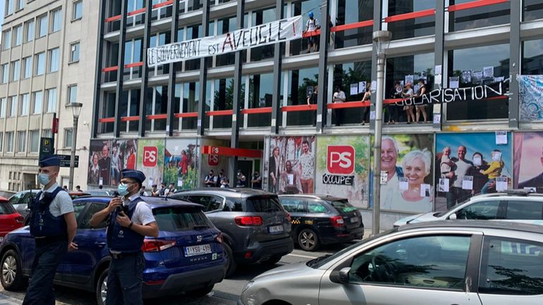 Bruxelles : des militants occupent le siège du PS pour réclamer la régularisation des sans-papiers