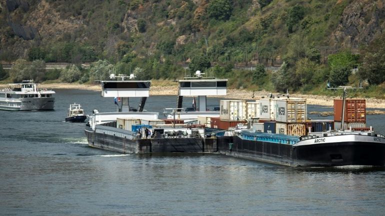 Une péniche en panne bloque le Rhin, déjà difficilement navigable par manque d'eau