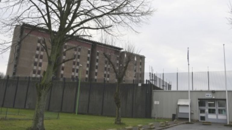 Le détenu qui a pris la fuite pendant son transfert à la prison de Lantin n'a toujours pas été retrouvé ce mercredi