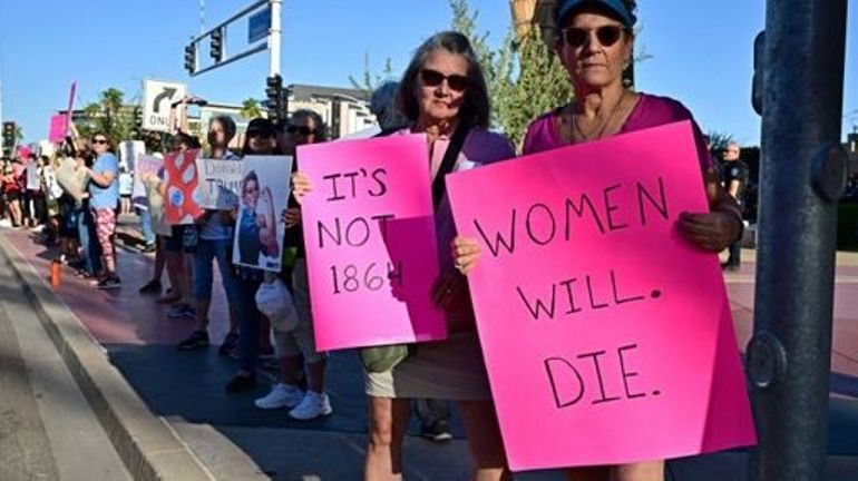 La gouverneure d'Arizona abroge la loi de 1864 interdisant l'avortement