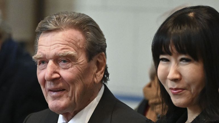 Allemagne : l'ex-chancelier Gerhard Schröder critiqué pour sa participation à une réception à l'ambassade russe le 9 mai