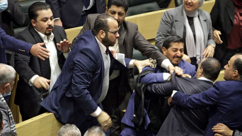 Des députés jordaniens se battent en pleine séance parlementaire à cause de la proposition d'ajouter 