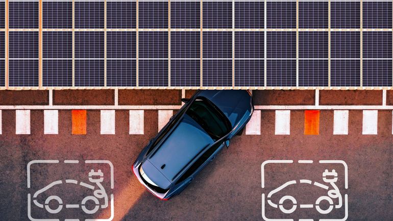 La fin des voitures essence et diesel en 2035 menacée par le manque de batteries électriques, selon la Cour des comptes européenne