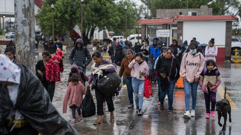 Mexique : des centaines de migrants essaient d'entrer aux États-Unis après un violent orage