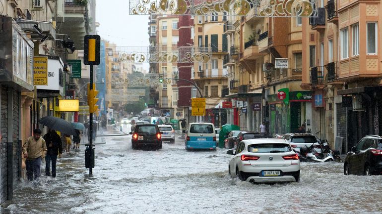 Inondations en Espagne: de nouvelles pluies torrentielles inondent Valence, Malaga et Tarragone