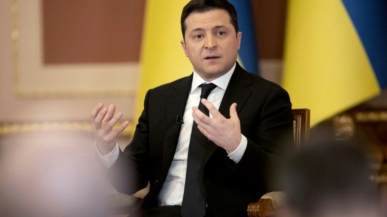 Ukraine : Zelensky appelle à ne pas semer la panique, Poutine et Macron prônent la désescalade