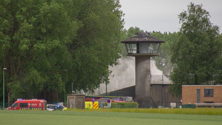 Important incendie à la prison de Lantin : un pompier serait décédé et plusieurs autres blessés