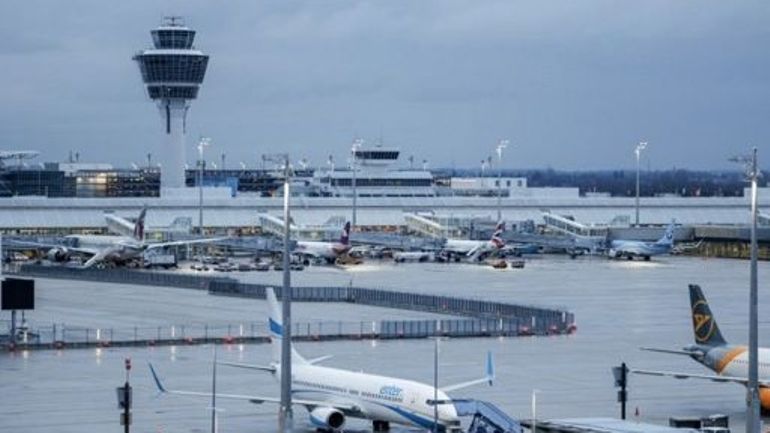 Allemagne : des activistes du climat se collent les mains au tarmac et paralysent l'aéroport de Munich