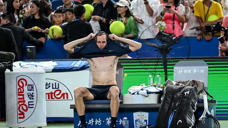 ATP Shanghai : Victime de crampes et incapable de marcher, Jannik Sinner abandonne en 16es de finale