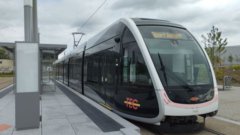 Essais du tram au centre de Liège ce mardi : voitures, piétons, vélos, trottinettes devront redoubler de prudence