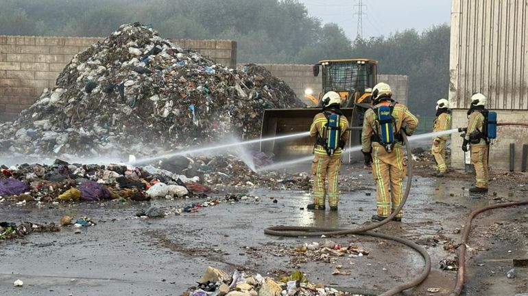 Mont-Saint-Guibert : l'incendie au centre de tri des déchets de l'intercommunale inBW est totalement terminé