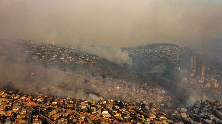 Chili : le bilan des incendies de forêts passe à 99 morts