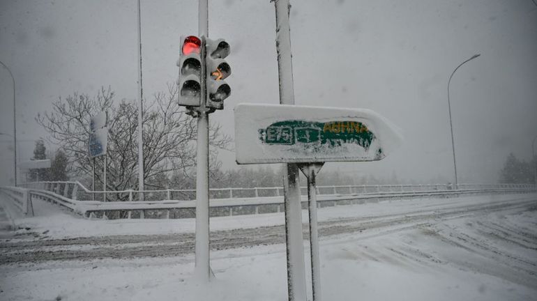 Tempête de neige en Grèce: des centaines d'automobilistes bloqués sur le périphérique d'Athènes
