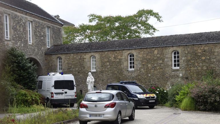 En France, émotion et recueillement lors d'une messe en hommage au prêtre tué en Vendée