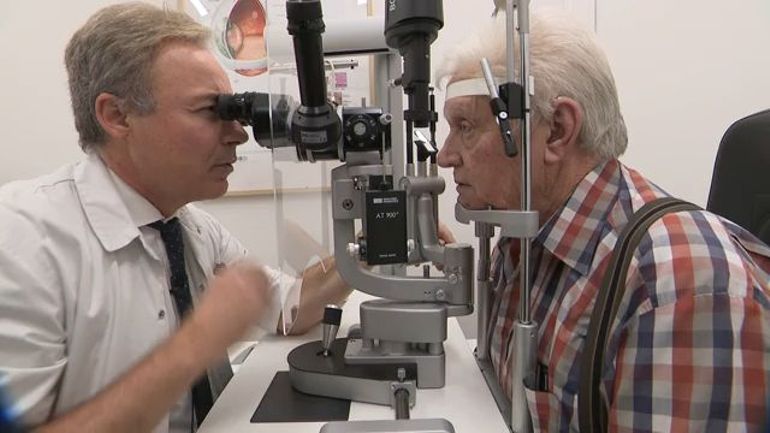 Clovis, atteint de dégénérescence maculaire liée à l'âge, s'est fait implanter un mini télescope dans l'oeil : une première en Belgique