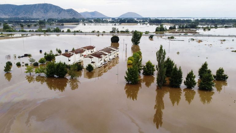 Inondations en Grèce : hélicoptères et bateaux mobilisés pour sauver les villageois bloqués