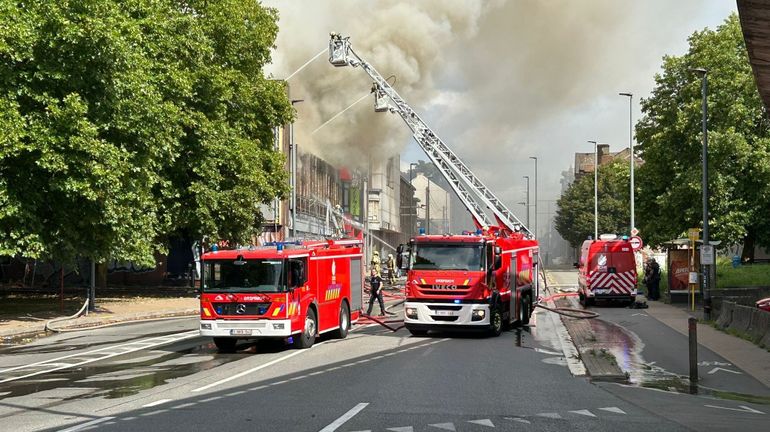 Incendie dans les anciens locaux du garage Colson à Charleroi : les habitants sont invités à fermer portes et fenêtres
