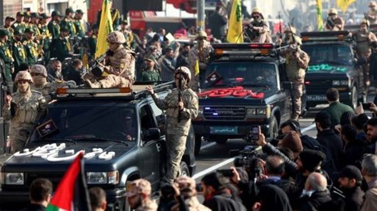 Iran : des milliers de membres des Gardiens de la Révolution défilent à Téhéran