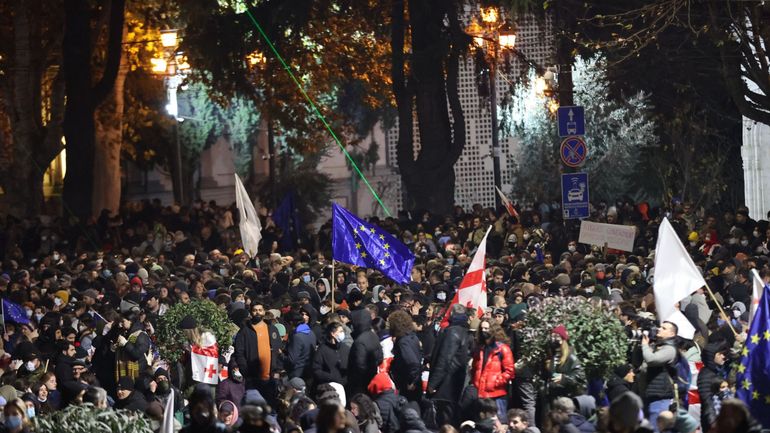 Géorgie : la police utilise gaz lacrymogènes et canons à eau contre des manifestants pro-européens