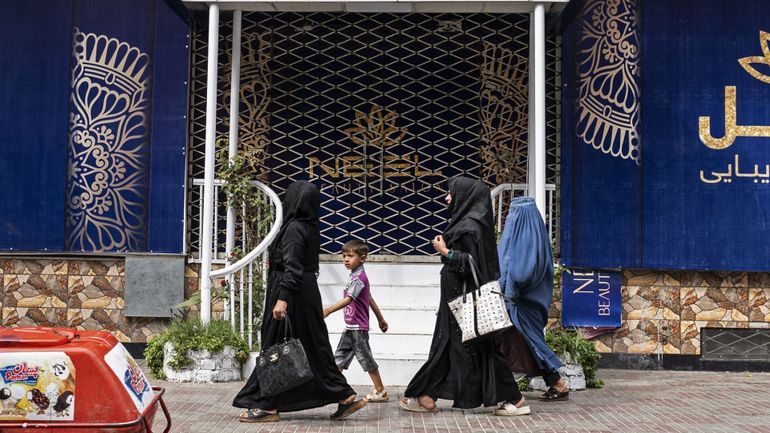 Deux ans après le retour au pouvoir des talibans en Afghanistan, la vie des femmes est devenue un long cortège d'interdictions et de restrictions