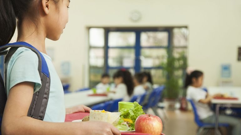 Un décret pérennise la distribution de repas gratuits dans les écoles fondamentales à public défavorisé
