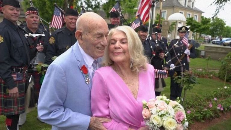 D-Day : un vétéran américain centenaire et sa fiancée se sont dit 