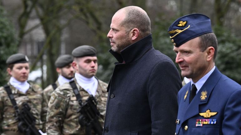 Le chef de la Défense demande au gouvernement De Wever de décréter la situation de crise pour acheter des armes plus vite