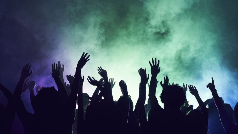 Pays-Bas: au moins 165 personnes sur les 600 présentes contaminées après une soirée en discothèque