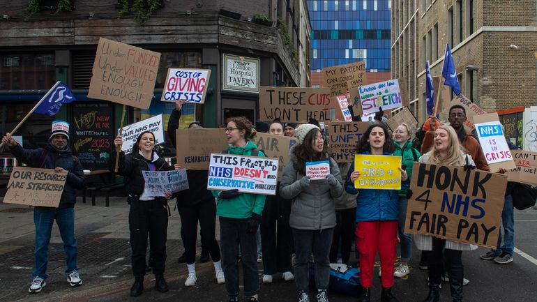 Royaume-Uni : les infirmières suspendent leur grève, le gouvernement accepte de négocier
