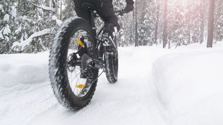 La neige arrive : moi cycliste, dois-je mettre des pneus hivers à mon vélo ? Est-ce vraiment utile ?